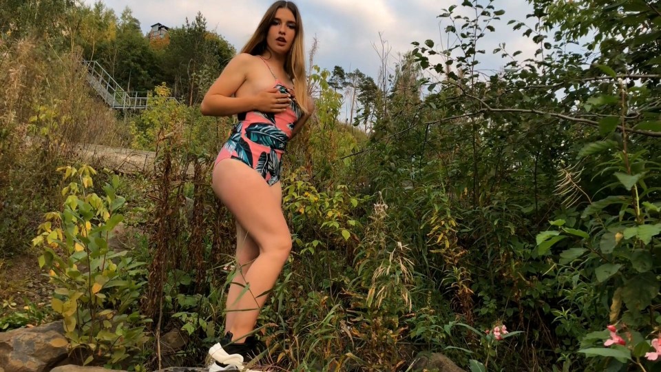 MashasModels Sarah Can’t Stay In Her Swimsuit